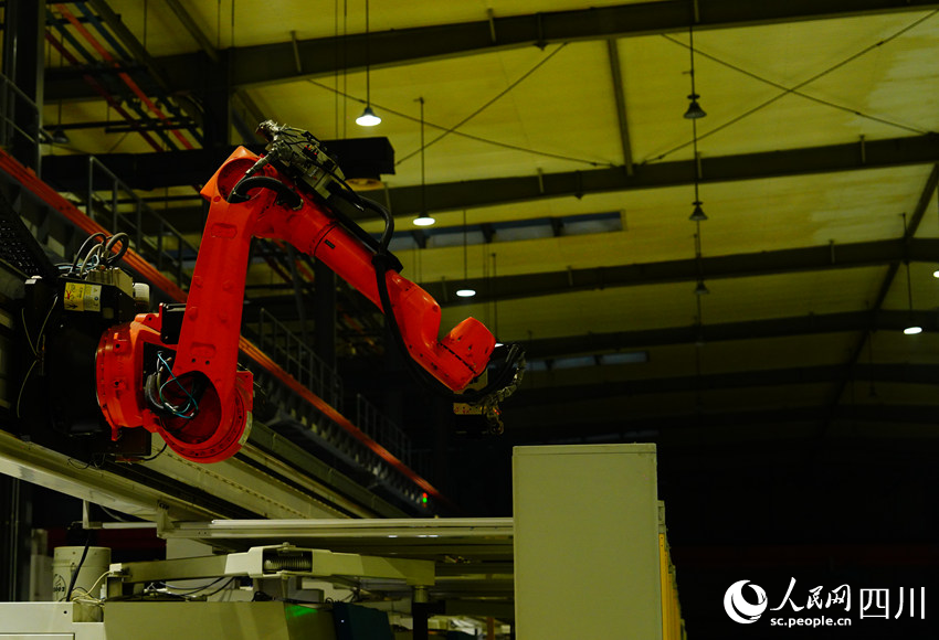 “黑燈產(chǎn)線”在無人狀態(tài)下照常運(yùn)轉(zhuǎn)。人民網(wǎng)記者 王波攝