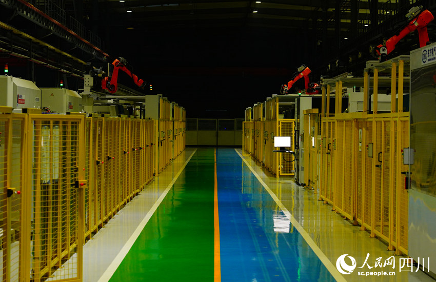 藏在一排排柜子里的智能加工機(jī)器晝夜不停地運(yùn)轉(zhuǎn)。人民網(wǎng)記者 王波攝
